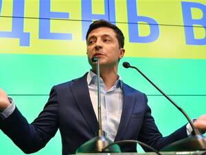 Ukrainian president-elect Volodymyr Zelensky speaks to the mmedia during press conference at his campaign headquarters in Kiev on April 21, 2019. (Photo by AFP)