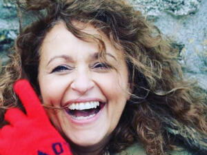 Shocking! Jordanian Actress Nadia Sawalha Swims 'Naked' in Pool.. Watch