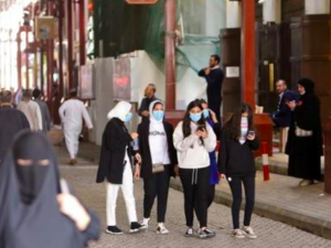 Kuwaiti women wear protective masks at the Mubarakiya Market in Kuwait City. (AFP photo)