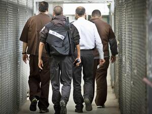 تعتقل إسرائيل في سجونها حوالي 5000 أسير، بينهم نحو 700 أسير مريض، و41 سيدة