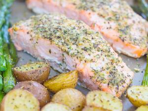 سلمون مشوي مع البطاطا