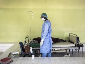 A Health worker tends to a patient inside a COVID-19 coronavirus ward that houses suspected cases in Pikine Hospital in Dakar on April 23, 2020. As COVID-19 coronavirus cases slowly increase in Senegal, hospitals are preparing to receive and test suspect cases whilst safely treating their normal patients. JOHN WESSELS / AFP