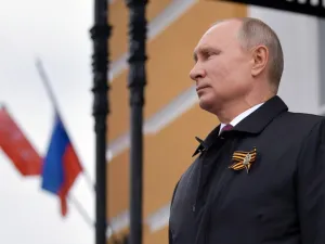 Russian President Vladimir Putin looks at military aircrafts flying over the Kremlin and Red Square to mark the 75th anniversary of the victory over Nazi Germany in World War Two, Moscow, May 9, 2020. Alexey DRUZHININ / SPUTNIK / AFP