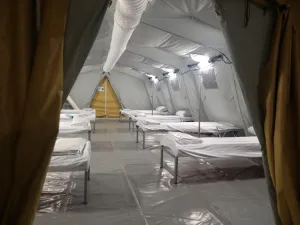 This picture taken on May 13, 2020 shows a view of bunk beds set up at a medical tent in a newly-opened field hospital to treat COVID-19 coronavirus patients in the Muslim holy city of Mecca in Saudi Arabia. Bandar al-DANDANI / AFP