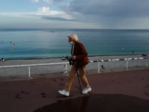 A woman walks on the "Promenade des anglais" in the French riviera city of Nice, southern France, on May 17, 2020, as France eases lockdown measures taken to curb the spread of the COVID-19 pandemic, caused by the novel coronavirus. Some beaches on the Mediterranean coast will re-open after two months of coronavirus lockdown, but will be reserved only for swimming and walking. VALERY HACHE / AFP