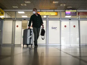 A passenger from London arrives at Belgrade's airport on May 18, 2020. With limited number of flights, air travel has resumed at Serbia's main airport after the authorities approved the airport to gradually resume operations with new guidelines amid the COVID-19 pandemic. Only passengers with tickets are allowed into the airport building four hours ahead of their flight. Andrej ISAKOVIC / AFP