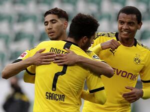 حكيمي يتلقى التهنئة من صانع هدفه البديل جايدون سانشو