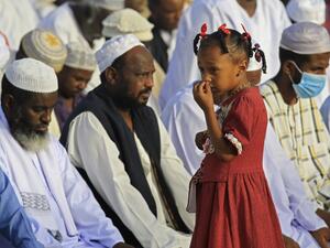 Muslim worshippers gather for the prayers of Eid al-Fitr, the Muslim holiday which starts at the conclusion of the holy fasting month of Ramadan, in the district of Jureif Gharb of Sudan's capital Khartoum early on May 24, 2020, despite government regulations banning congregations due to the COVID-19 coronavirus pandemic. Ashraf SHAZLY / AFP