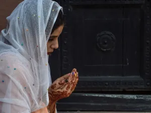 A Muslim prays during the Eid al-Fitr prayers at the Badshahi Mosque in Lahore on May 24, 2020. Muslims around the world are celebrating the Eid al-Fitr festival, which marks the end of the fasting month of Ramadan. Arif ALI / AFP