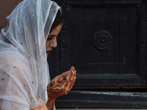 A Muslim prays during the Eid al-Fitr prayers at the Badshahi Mosque in Lahore on May 24, 2020. Muslims around the world are celebrating the Eid al-Fitr festival, which marks the end of the fasting month of Ramadan. Arif ALI / AFP