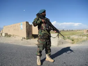 An Afghan National Army (ANA) soldier stands gourds as Taliban prisoners are released from the Bagram prison, at a checkpoint in the Bagram district of Afghanistan's Parwan Province on May 26, 2020. Afghan authorities plan to release 900 more Taliban prisoners on May 26, as calls grow for the militants to extend a ceasefire on its third and final day. WAKIL KOHSAR / AFP