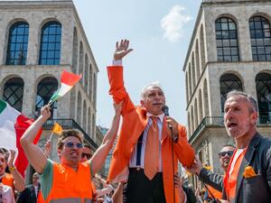 This photo provided by Italian news agency Ansa on May 30, 2020 shows former General Antonio Pappalardo (C), founder of the protest movement 'Orange Gilets', speaking during a demonstration in Milan. ANSA / AFP