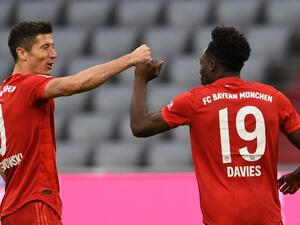 ديفيس (يمين) وليفاندوفسكي يقودان ميونيخ لفوز كبير