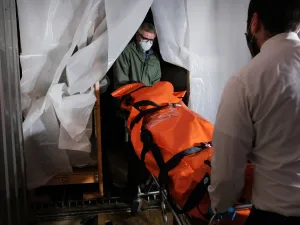 The body of a coronavirus victim is transported to a refrigerated container at a funeral home in Queens on April 29, 2020 in New York City. The funeral home, which serves a busy and diverse community in Queens, has been overwhelmed with the deceased from COVID-19. (AFP/File)