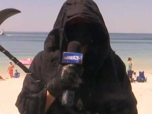 This lawyer is haunting Florida beaches as the Grim Reaper to serve as a warning and a protest (Twitter)