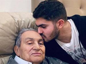 الرئيس المصري السابق حسني مبارك مع حفيده عمر
