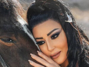 Somaya Elkhashab Salutes Egypt's Martyrs in Sign Language.. Video