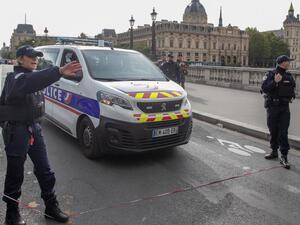 اشتعل فتيل التوتر في الضواحي بعد وفاة فتى يبلغ من العمر 18 عاما في حادث دراجة نارية