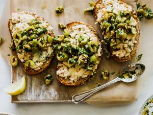 أطباق رمضانية: توست بالتونة والزيتون