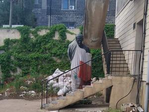 النظام اخفى تمثال حافظ الأسد خلف مبنى الشرطة في السويداء -إلى جانب مكب القمامة خوفا من اهانته من قبل الجماهير