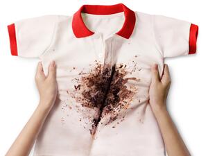 يوضع مسحوق الغسيل أو أيّة مادة خاصّة بإزالة البقع على الجزء الأمامي والخلفي من البقعة. يوضع مسحوق الغسيل أو أيّة مادة خاصّة بإزالة البقع على الجزء الأمامي والخلفي من البقعة.