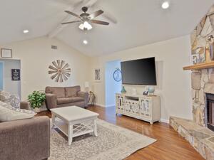 لا مانع من توزيع قطعة صغيرة مودرن، للدمج بين الطرازين، مما يضفي القيمة على المساحة  لا مانع من توزيع قطعة صغيرة مودرن، للدمج بين الطرازين، مما يضفي القيمة على المساحة