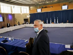 Israeli Defence Minister and Alternate Prime Minister Benny Gantz, wearing a protective face mask, arrives for the weekly cabinet meeting in Jerusalem on May 31, 2020. RONEN ZVULUN / POOL / AFP