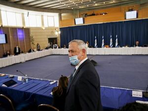 Israeli Defence Minister and Alternate Prime Minister Benny Gantz, wearing a protective face mask, arrives for the weekly cabinet meeting in Jerusalem on May 31, 2020. RONEN ZVULUN / POOL / AFP