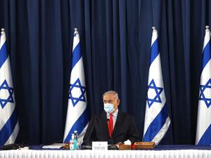 Israeli Prime Minister Benjamin Netanyahu, wearing a protective face mask, chairs the weekly cabinet meeting in Jerusalem on May 31, 2020. RONEN ZVULUN / POOL / AFP