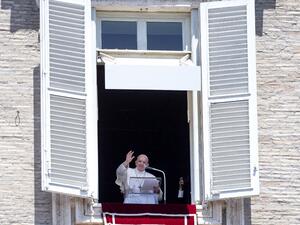 Pope Francis addresses the crowd from the window of the apostolic palace overlooking St Peter's square during the Regina Coeli prayer, on May 31, 2020, in Vatican, as the country eases its lockdown aimed at curbing the spread of the COVID-19 infection, caused by the novel coronavirus. Tiziana FABI / AFP