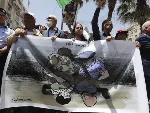 Palestinian demonstrators take part in a demonstration against police brutality and in support of US protesters over the death George Floyd, an unarmed black man who died after a white policeman knelt on his neck during an arrest in the US, in the centre of the occupied West Bank city of Ramallah on June 8, 2020. ABBAS MOMANI / AFP