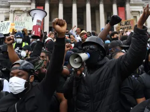 Protesters gather in support of the Black Lives Matter movement for a protest action in Trafalgar Sqaure in central London on June 13, 2020, in the aftermath of the death of unarmed black man George Floyd in police custody in the US. Police in London have urged people planning to attend anti-racism and counter protests on Saturday not to turn out, citing government regulations banning gatherings during the coronavirus pandemic. DANIEL LEAL-OLIVAS / AFP