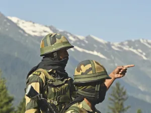 Indian Border Security Force (BSF) soldiers guard a highway leading towards Leh, bordering China, in Gagangir on June 17, 2020. India is sending hundreds of extra troops towards the Chinese border, sources told AFP on June 17, after the deadliest clashes in over 50 years between the two Asian giants left 20 Indian soldiers dead following brawls with fists, rocks and clubs. Tauseef MUSTAFA / AFP