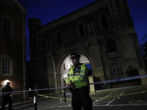 Police officers secure a police cordon at the Abbey Gateway near Forbury Gardens park in Reading, west of London, on June 20, 2020 following a stabbing incident. British police said Saturday they were investigating a "serious incident" in the southern English city of Reading, with reports suggesting multiple stabbings. British media said the stabbings occurred in a central park, requiring two air ambulances to be called in. Adrian DENNIS / AFP