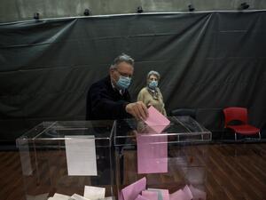 A man castshis ballot at a polling station in Belgrade on June 21, 2020 during an election for a new parliament in Europe's first national election since the coronavirus pandemic, though few expect major surprises with the ruling party poised to dominate a scattered opposition, some of whom are boycotting the ballot. OLIVER BUNIC / AFP