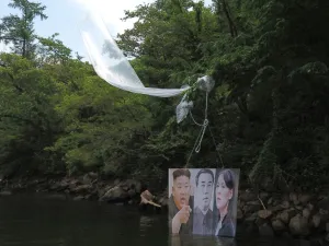 Balloons carrying half a million anti-Pyongyang leaflets were launched near the border towards North Korea, a defector-led activist group said on June 23, with the issue raising tensions on the peninsula. STR / YONHAP / AFP