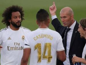 زيدان يتحدث إلى لاعبيه خلال المباراة