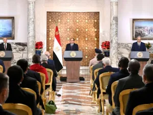 Egyptian President Abdel Fattah al-Sisi (C), Libyan LNA commander Khalifa Haftar (R) and the Libyan Parliament speaker Aguila Saleh (L) at a joint press conference in the capital Cairo. (AFP)