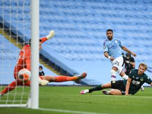 محرز يتألق مجدداً