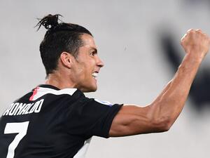 رونالدو يحتفل بهدفه