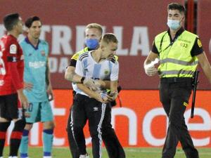 رجال الأمن يقبضون على المشجع بعد اقتحامه أرضية الملعب