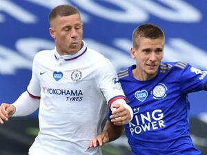 باركلي (يسار) يقود تشيلسي للمربع الذهبي