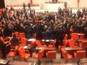 "حراس الليل" يثير عراكا بالايدي داخل البرلمان التركي
