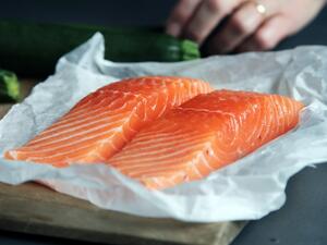 سلمون مشوي بصوص الليمون