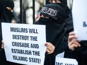 A woman holds a placard reading "Muslims will destroy the crusade and estabilish the Islamic State!" outside the Regents Park Mosque. (Shutterstock/ File Photo)