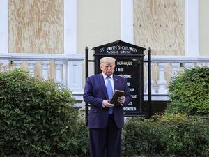 ترامب يحمل الأنجيل أمام كنيسة قريبة من البيت الأبيض