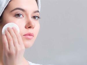 يمكنك استخدام أقنعة الطين التي تكافح الزيوت والدهون الزائدة، وتحافظ على بشرة نضرة.