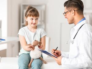قد يكون طفلك مهذّباً، لكنه يعاني من سلوك ما يعيق ممارسة حياته الاجتماعية على نحو سليم