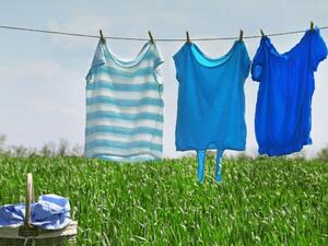 توضع قطعة الملابس المُلطَّخة ببقع الحبر فوق قطعة قماش أخرى سميكة توضع قطعة الملابس المُلطَّخة ببقع الحبر فوق قطعة قماش أخرى سميكة