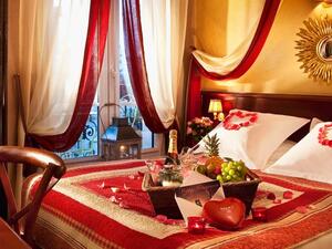 لا مانع من حضور النقوش الخفيفة عبر الأقمشة فيها لا مانع من حضور النقوش الخفيفة عبر الأقمشة فيها